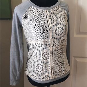 Long sleeved grey T-shirt with lace front